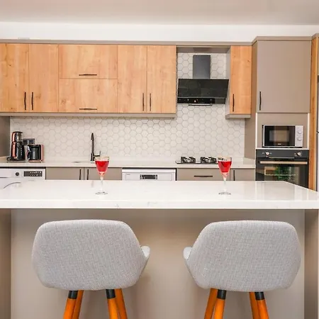 Merkeze Yakın , Deniz Manzaralı , Jakuzili Vila *